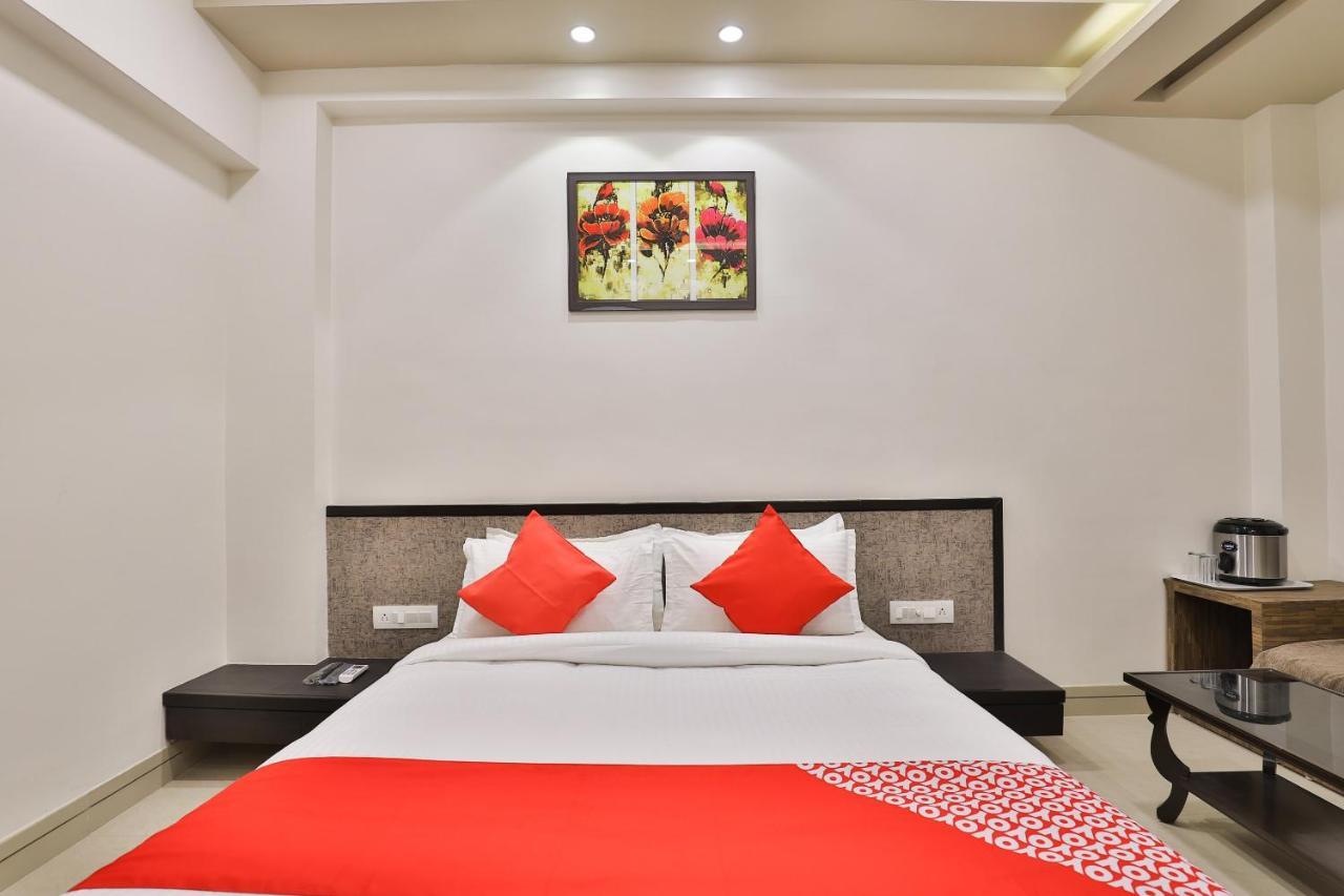 Oyo 23289 Hotel Anmol Palace Ахмедабад Экстерьер фото