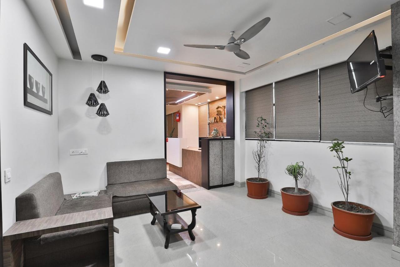 Oyo 23289 Hotel Anmol Palace Ахмедабад Экстерьер фото
